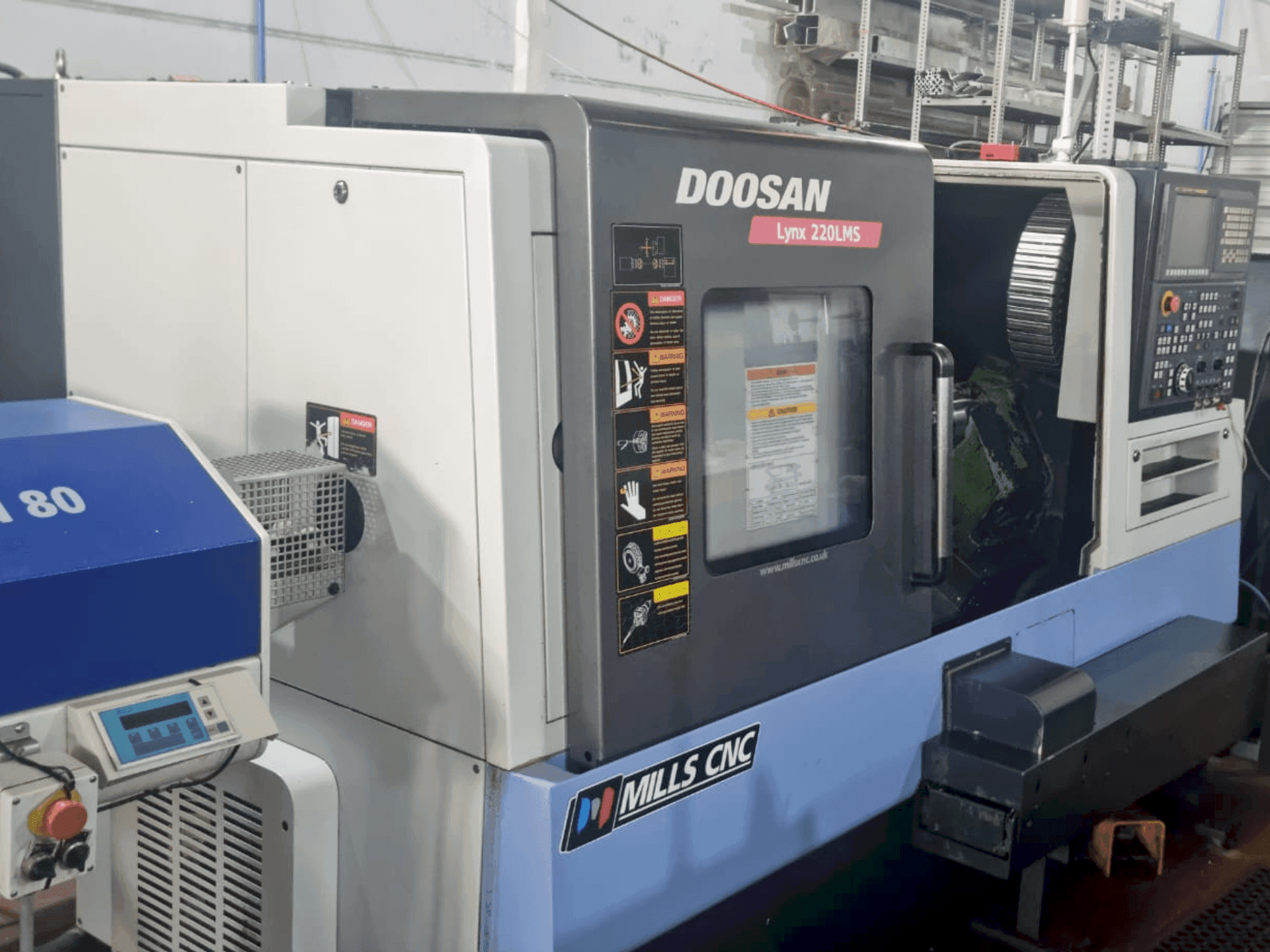 Vooraanzicht  van DOOSAN Lynx 220 LMSA  machine