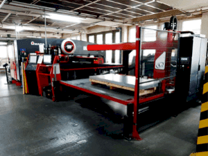 Vooraanzicht  van AMADA EMK 3610NT  machine