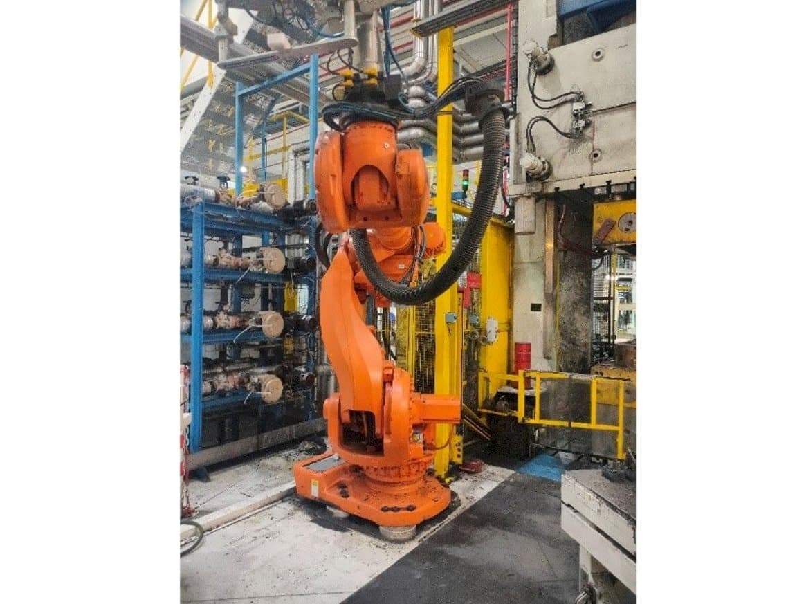 Vooraanzicht  van ABB IRC5 M2004  machine