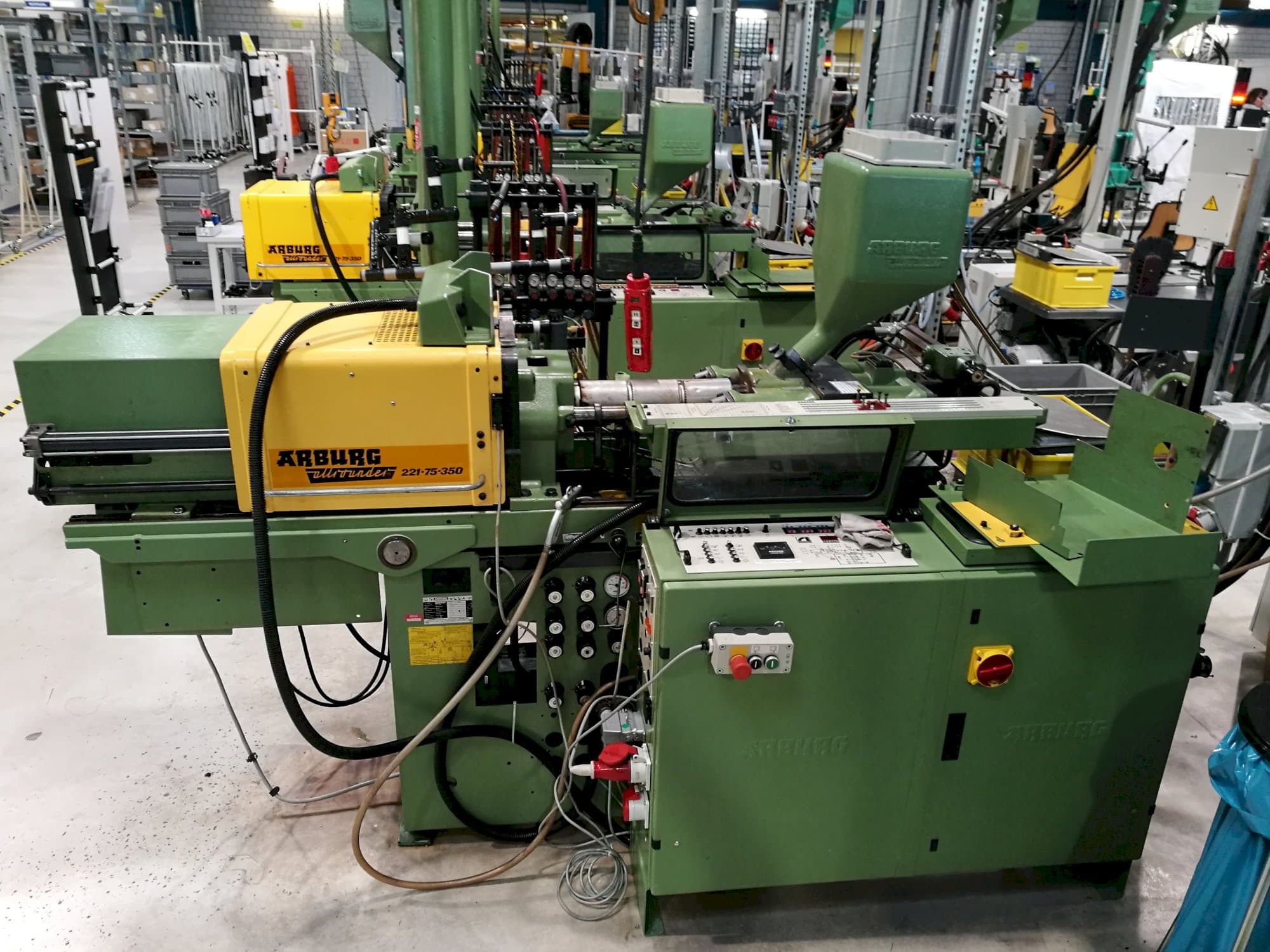 Rechts zijaanzicht  van Arburg Allrounder 221-75-350 machine