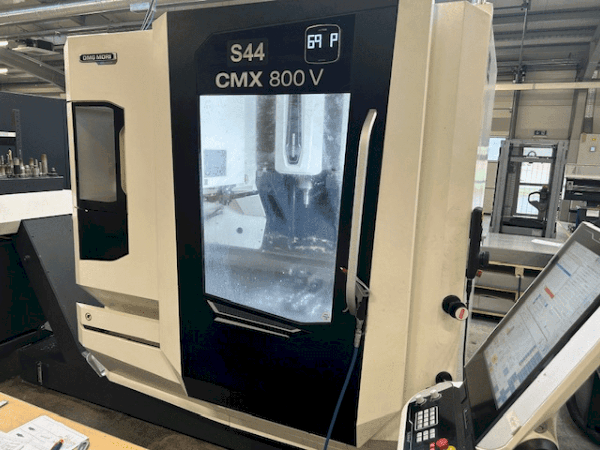 Vooraanzicht  van DMG MORI CMX 800 V  machine