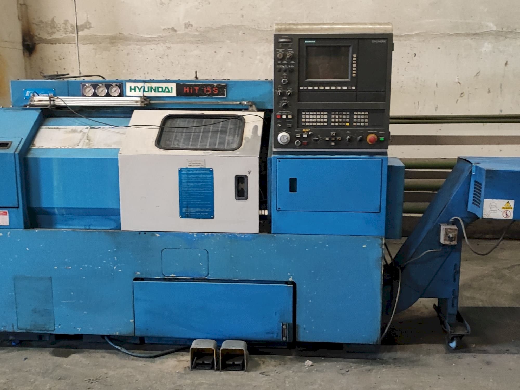 Vooraanzicht  van Hyundai HIT15s  machine