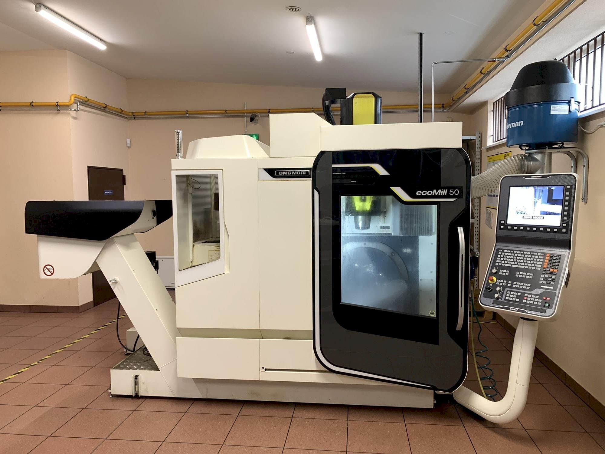 Vooraanzicht  van DMG MORI ecoMill 50  machine