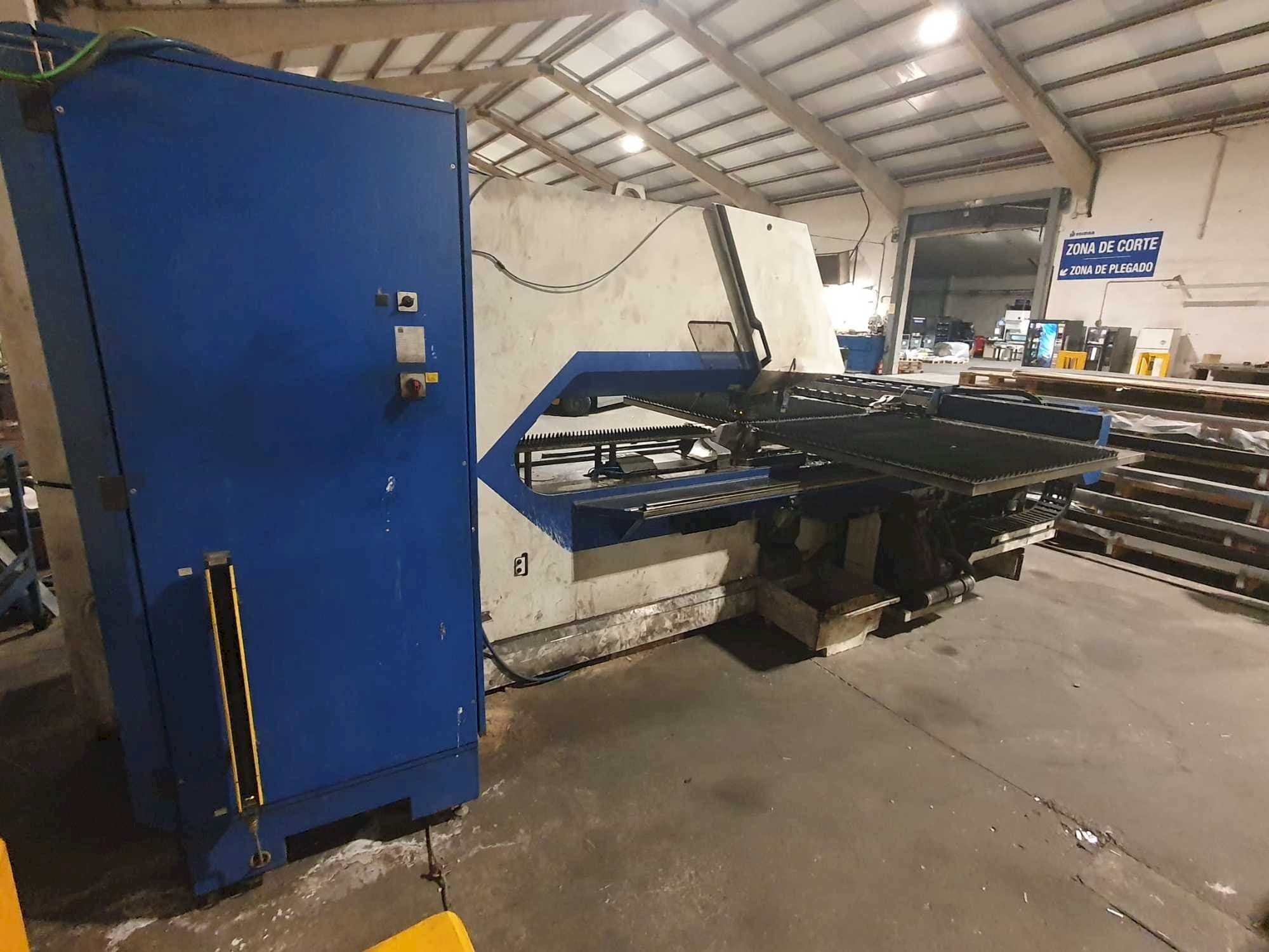 Vooraanzicht  van TRUMPF Trumatic 2000R  machine