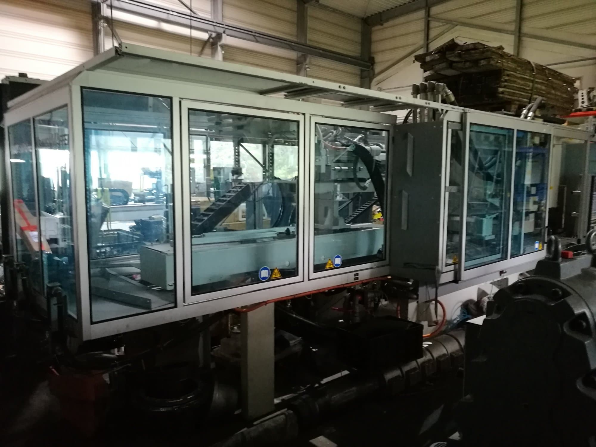 Vooraanzicht  van Krauss Maffei 280-700-700 C3 Twin machine