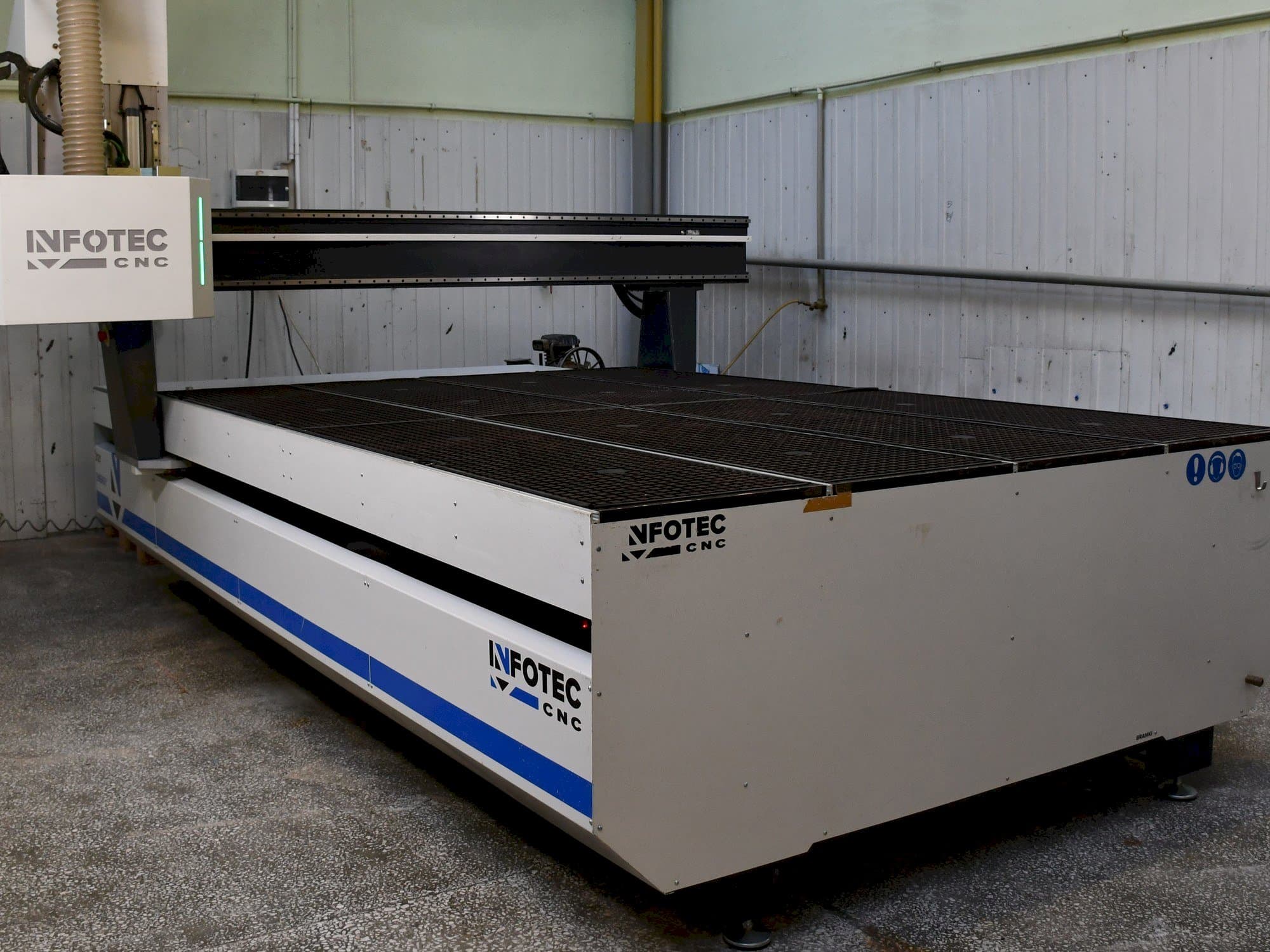 Vooraanzicht  van INFOTEC 3121 E  machine