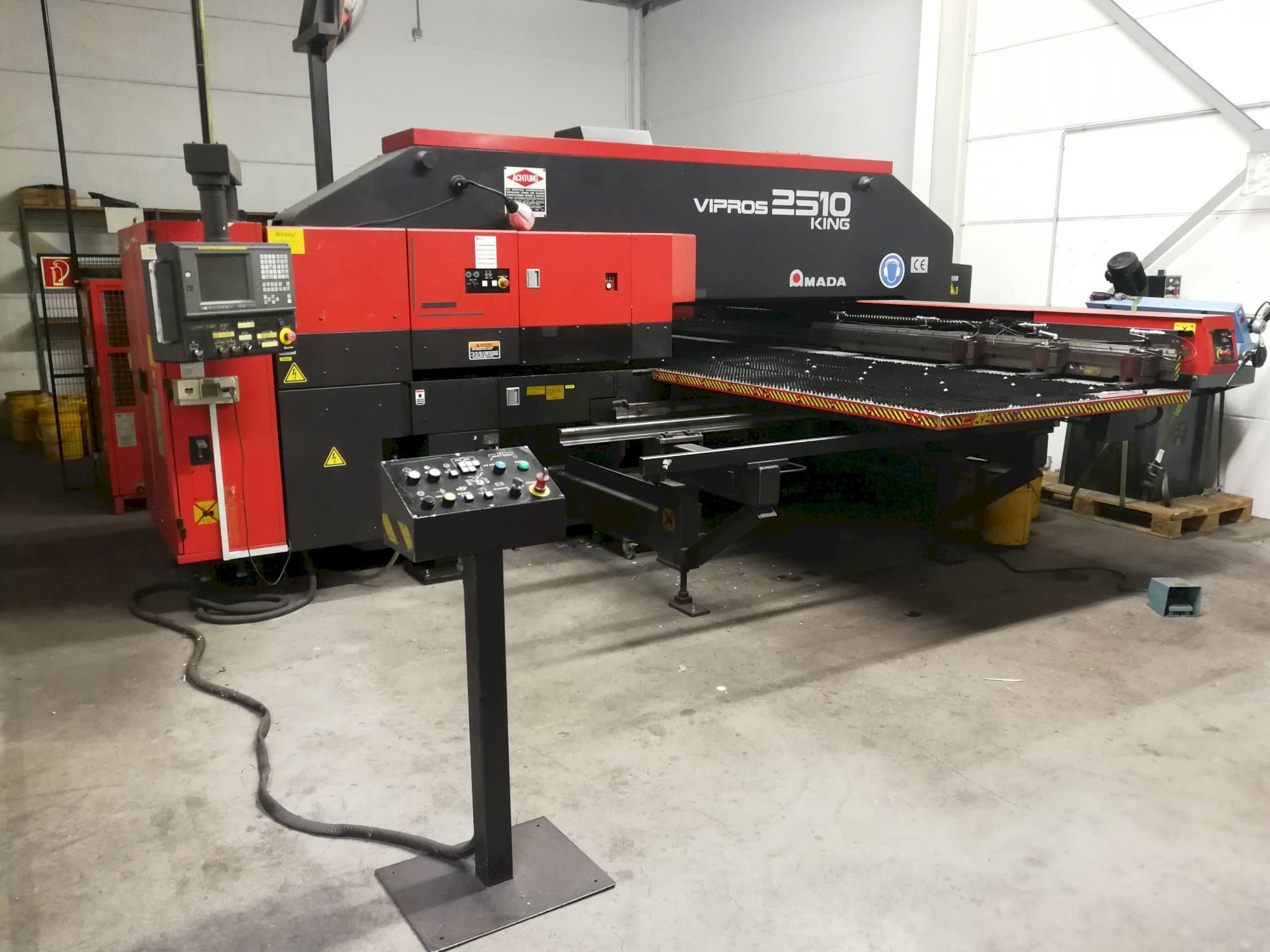 Vooraanzicht  van AMADA Vipros 2510 King machine