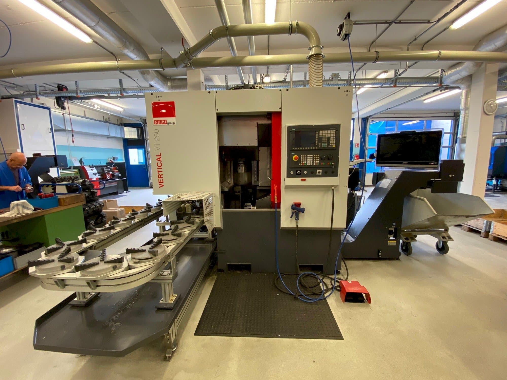 Vooraanzicht  van EMCO VT250  machine