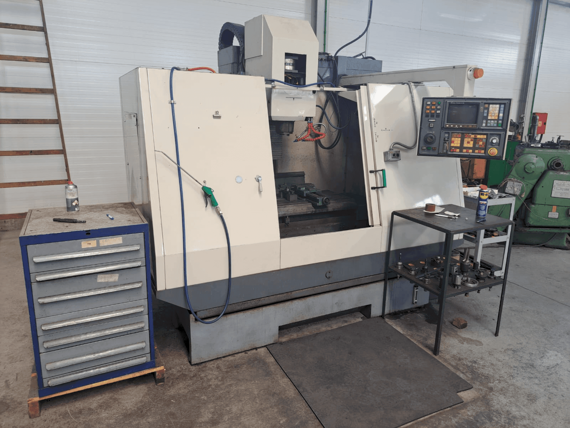 Vooraanzicht  van Cincinnati Sabre  machine