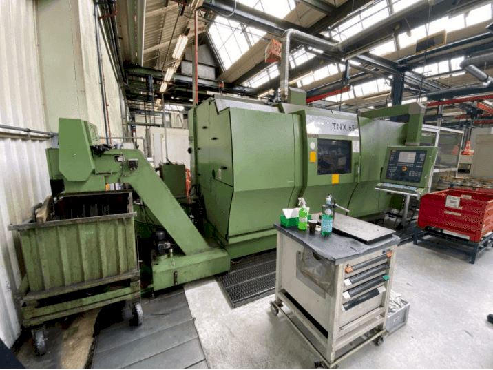 Vooraanzicht van TRAUB TNX 65 machine