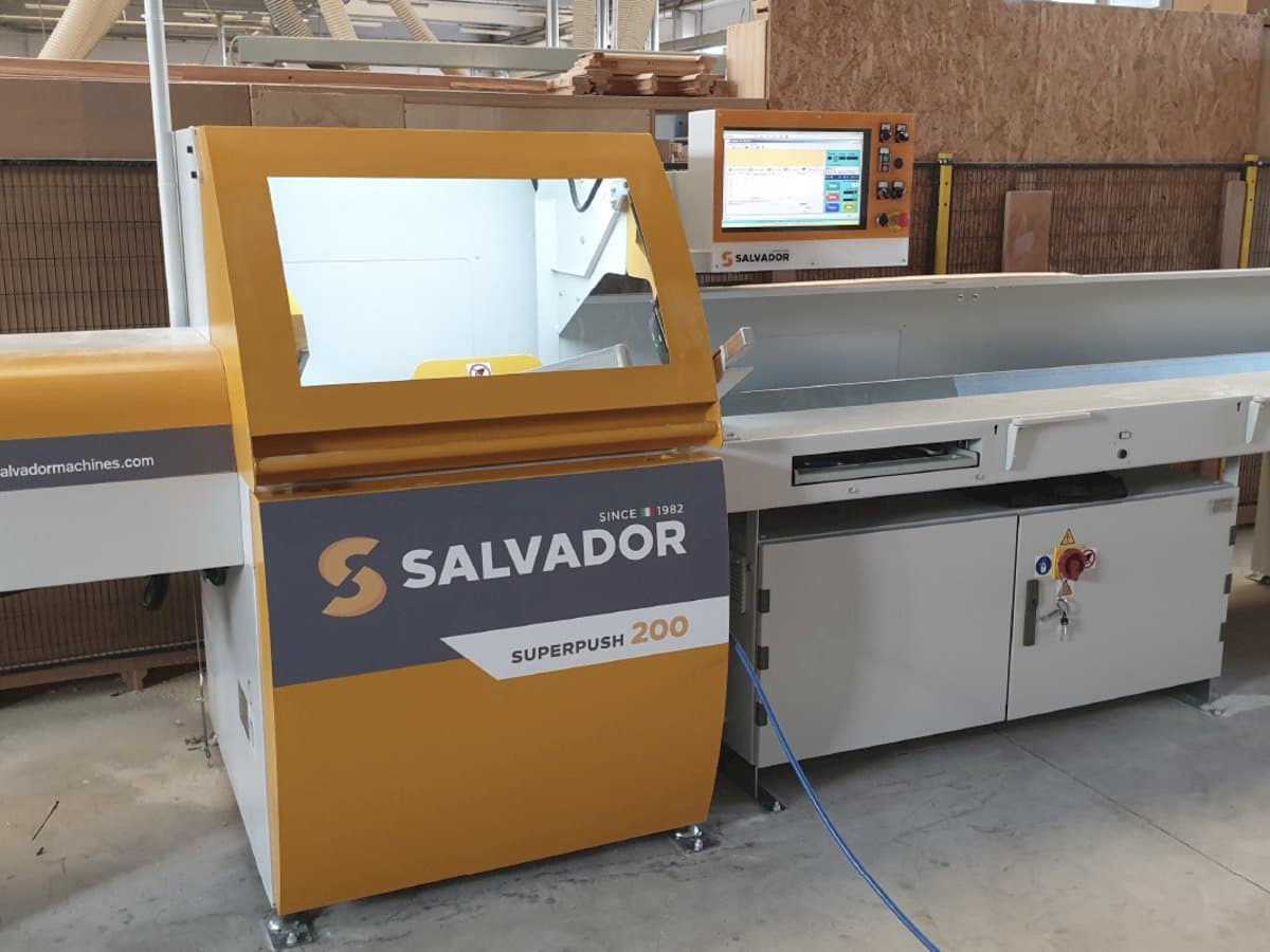 Vooraanzicht  van SALVADOR Superpush 200  machine