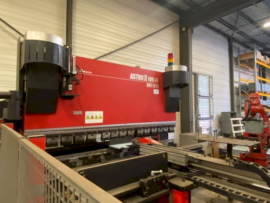 Vooraanzicht van AMADA ASTRO 100NT machine
