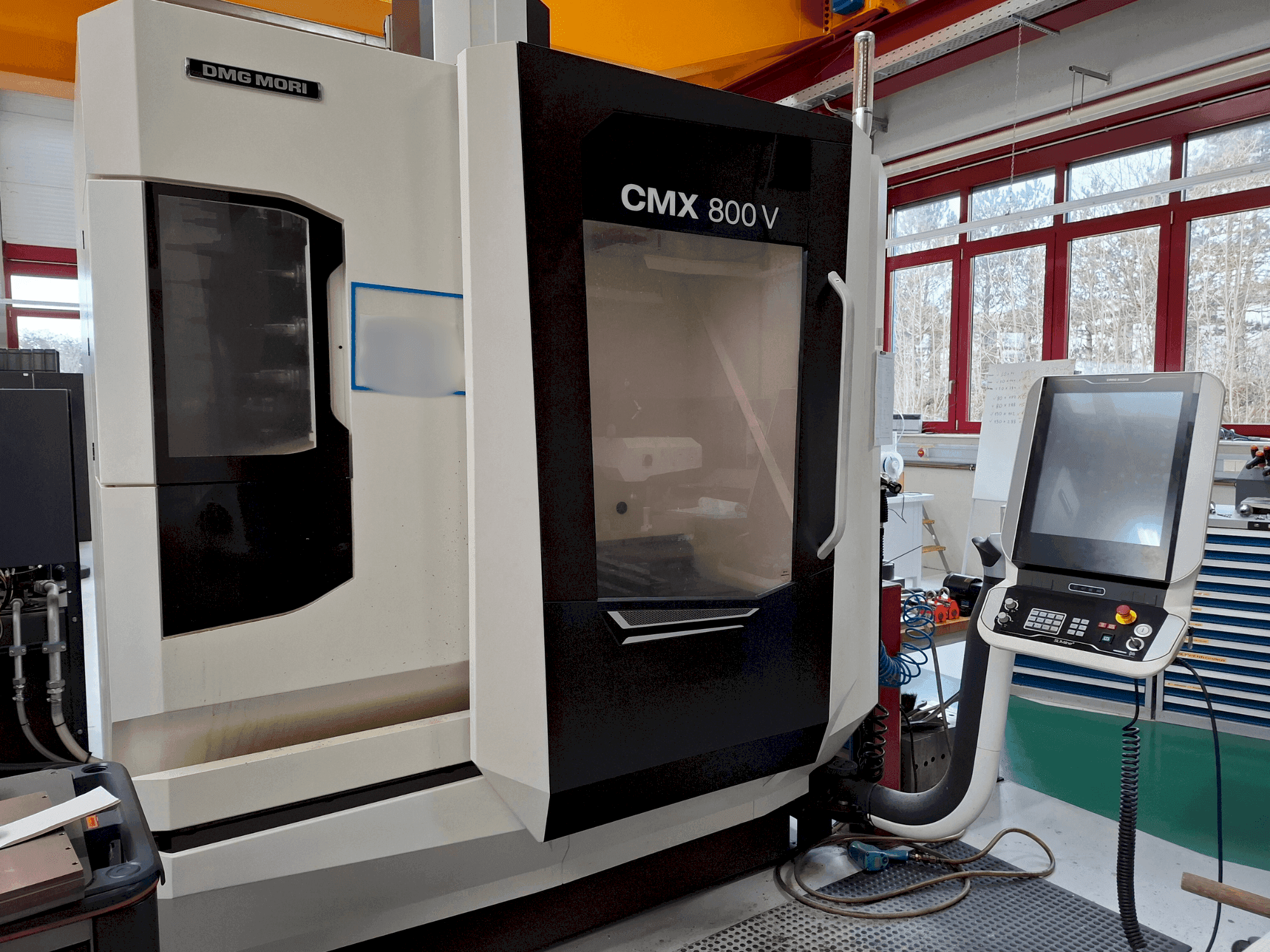 Vooraanzicht  van DMG MORI CMX 800V  machine