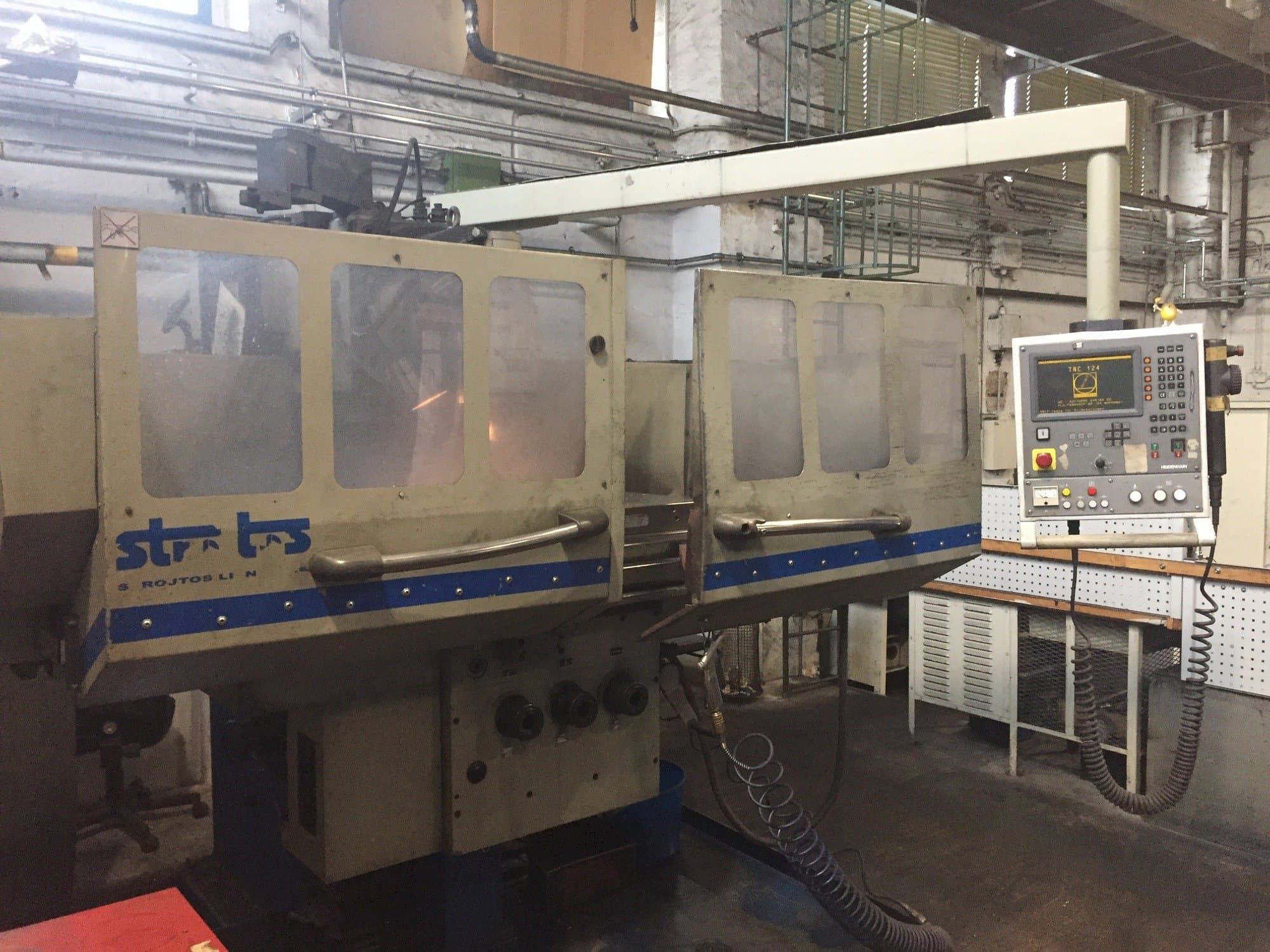 Vooraanzicht  van Strojtos  FGS 63 NCP  machine