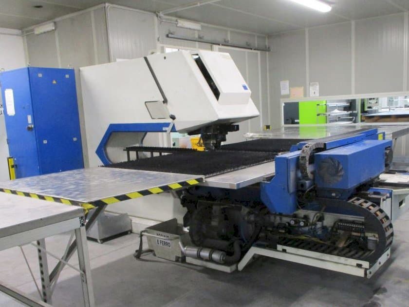 Vooraanzicht  van Trumpf Trumatic 2000R  machine