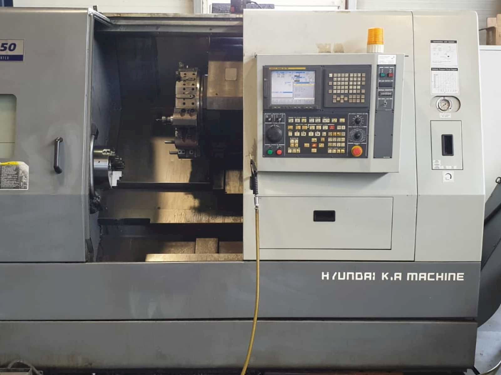 Vooraanzicht  van Hyundai Kia SKT250  machine