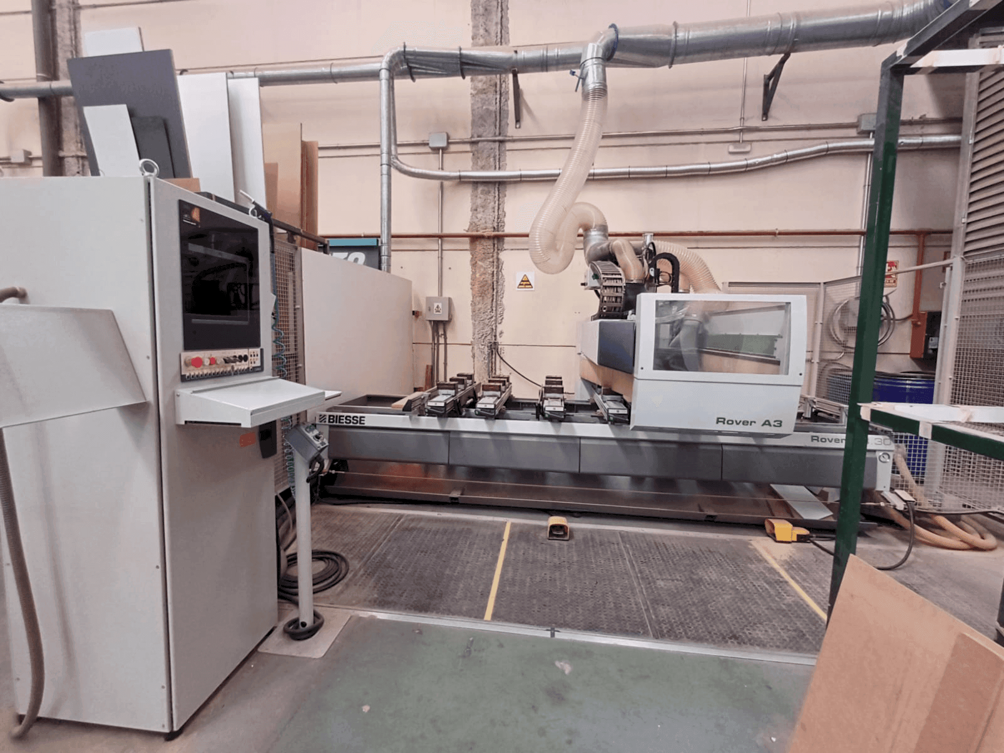 Vooraanzicht  van BIESSE OVER A 330 K3 S  machine