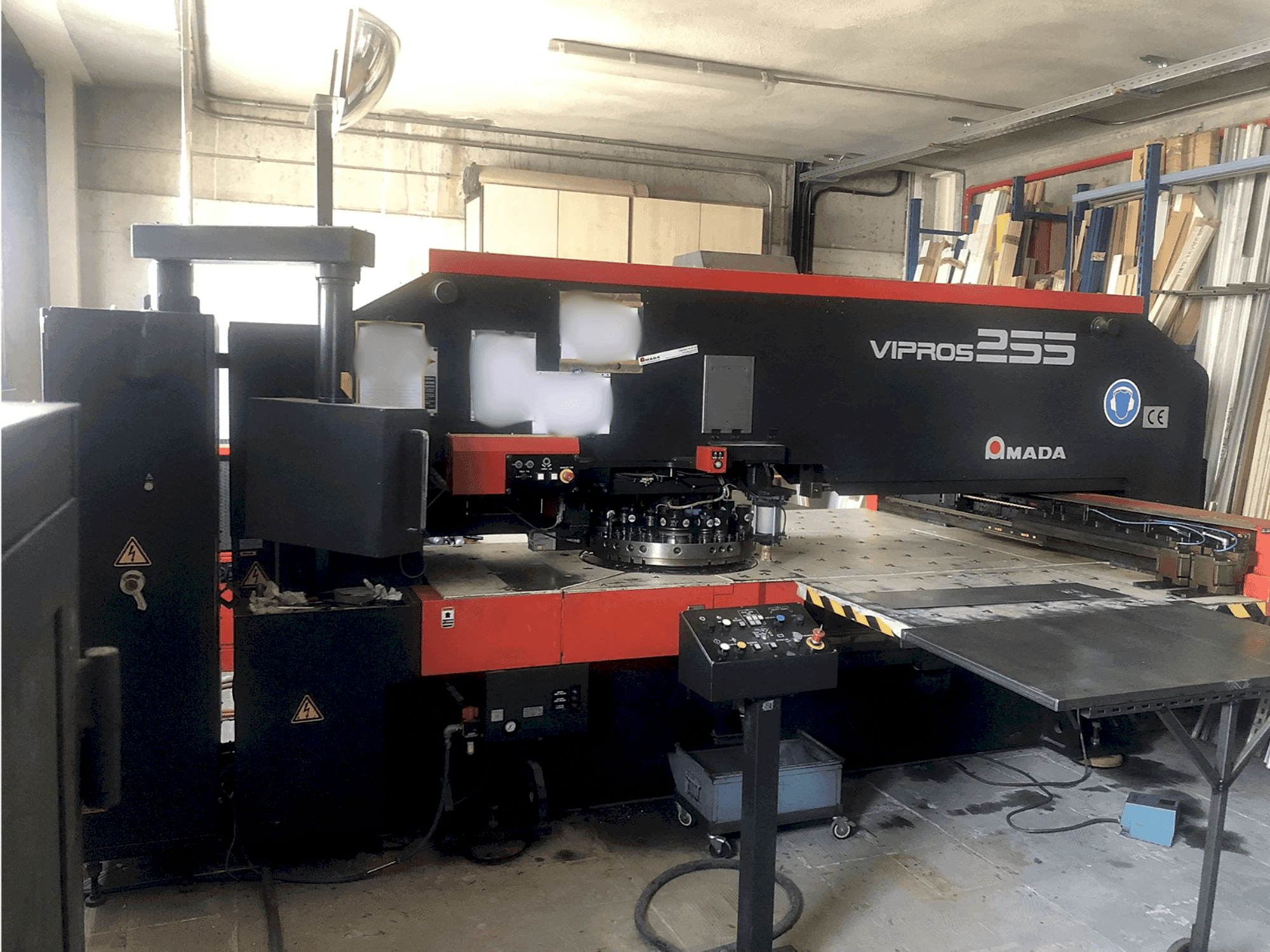 Vooraanzicht van AMADA Vipros 255 machine