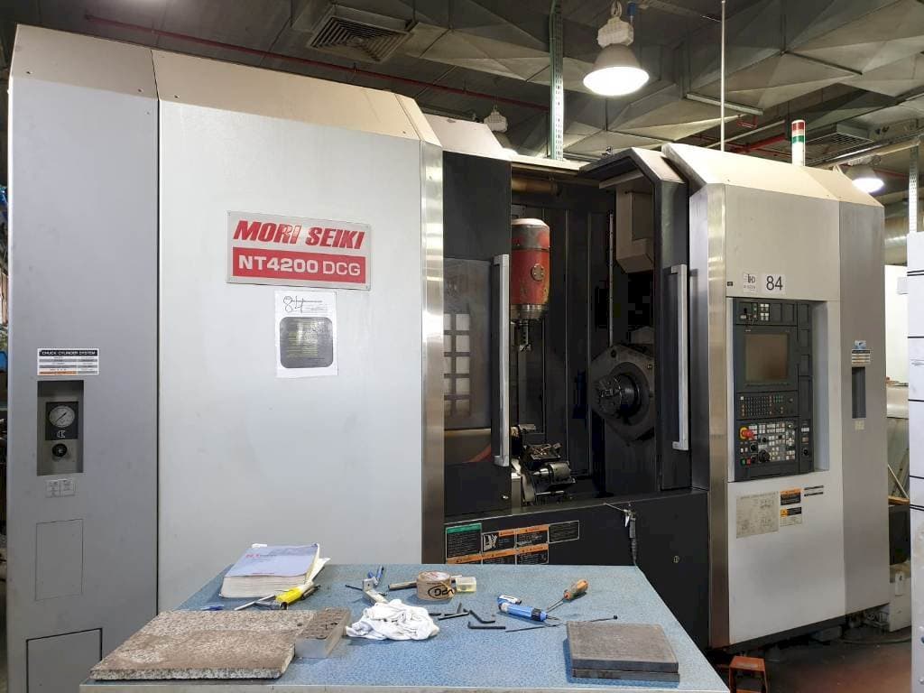 Vooraanzicht  van MORI SEIKI NT4200 DCG  machine