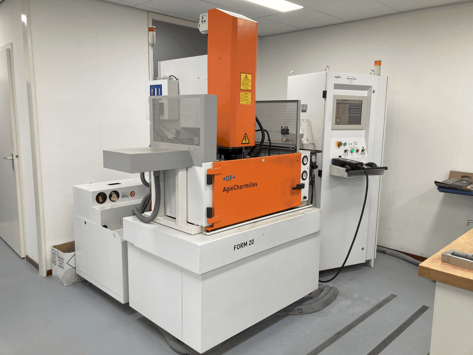 Vooraanzicht  van AgieCharmilles CABINET FORM20  machine