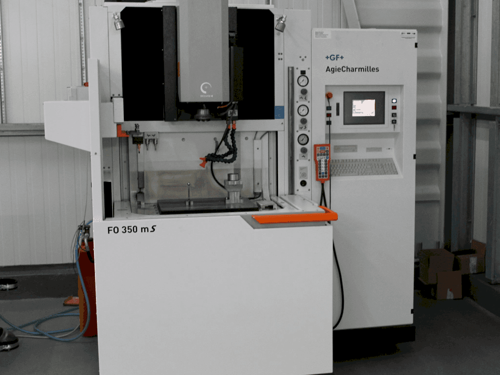 Vooraanzicht  van AgieCharmilles FO350MS  machine