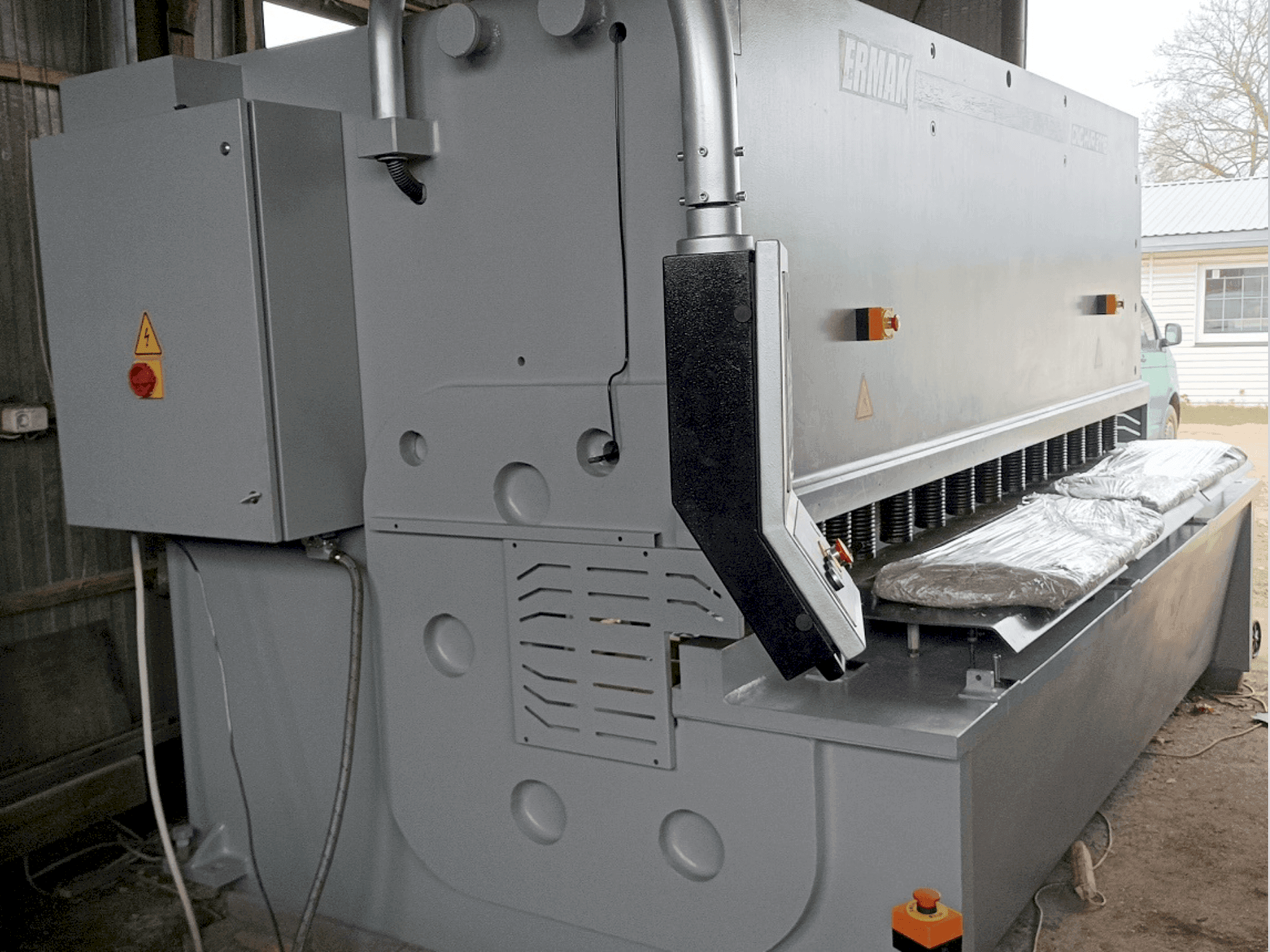 Vooraanzicht  van ERMAKSAN HVR 3100-16  machine