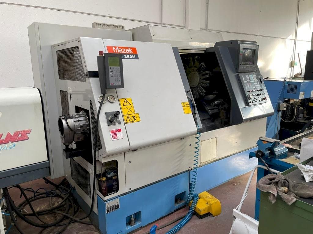 Vooraanzicht  van Mazak SQT 250M  machine