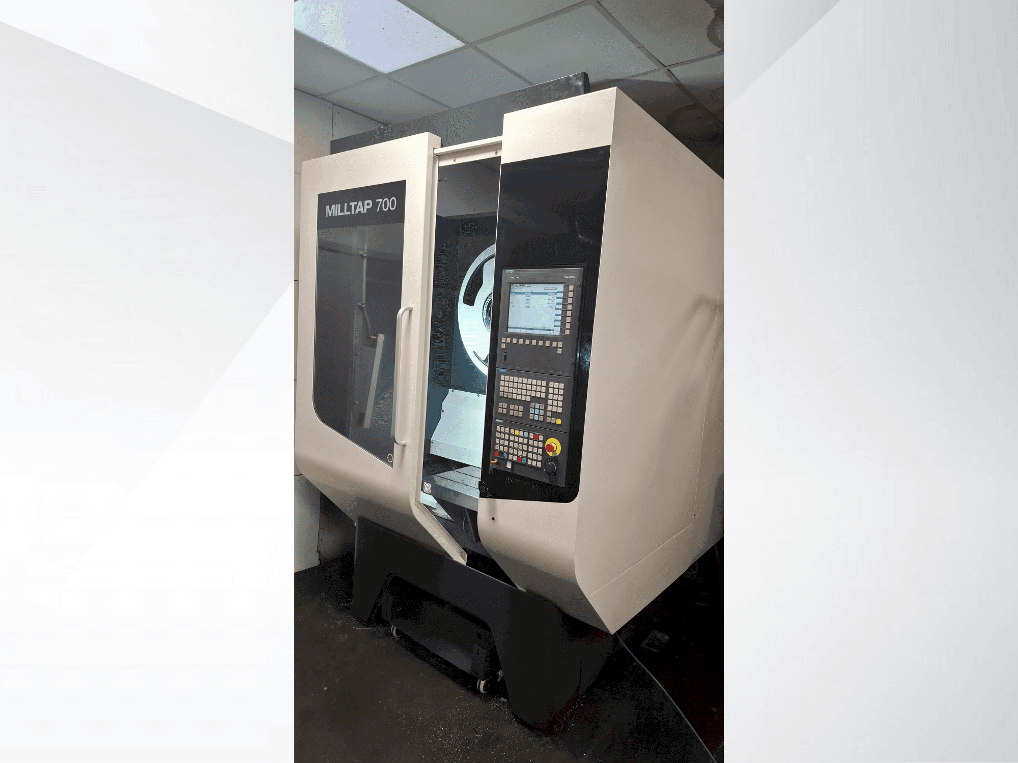 Vooraanzicht  van DMG MORI MILLTAP 700  machine
