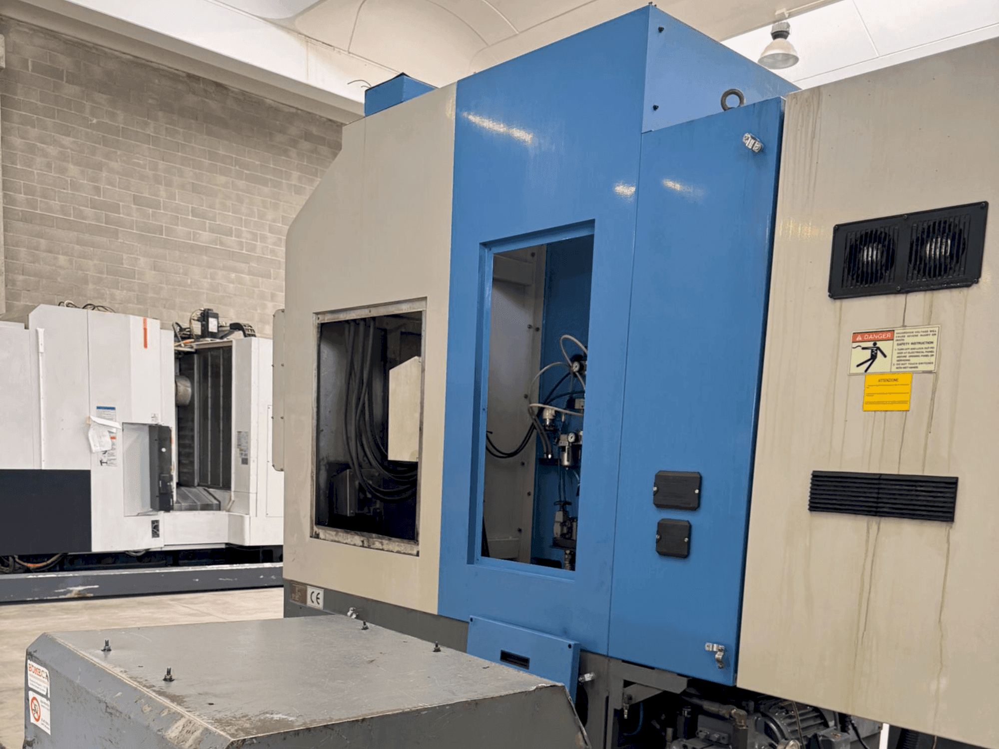 Vooraanzicht  van HYUNDAI KIA Hyundai HiT V5R  machine