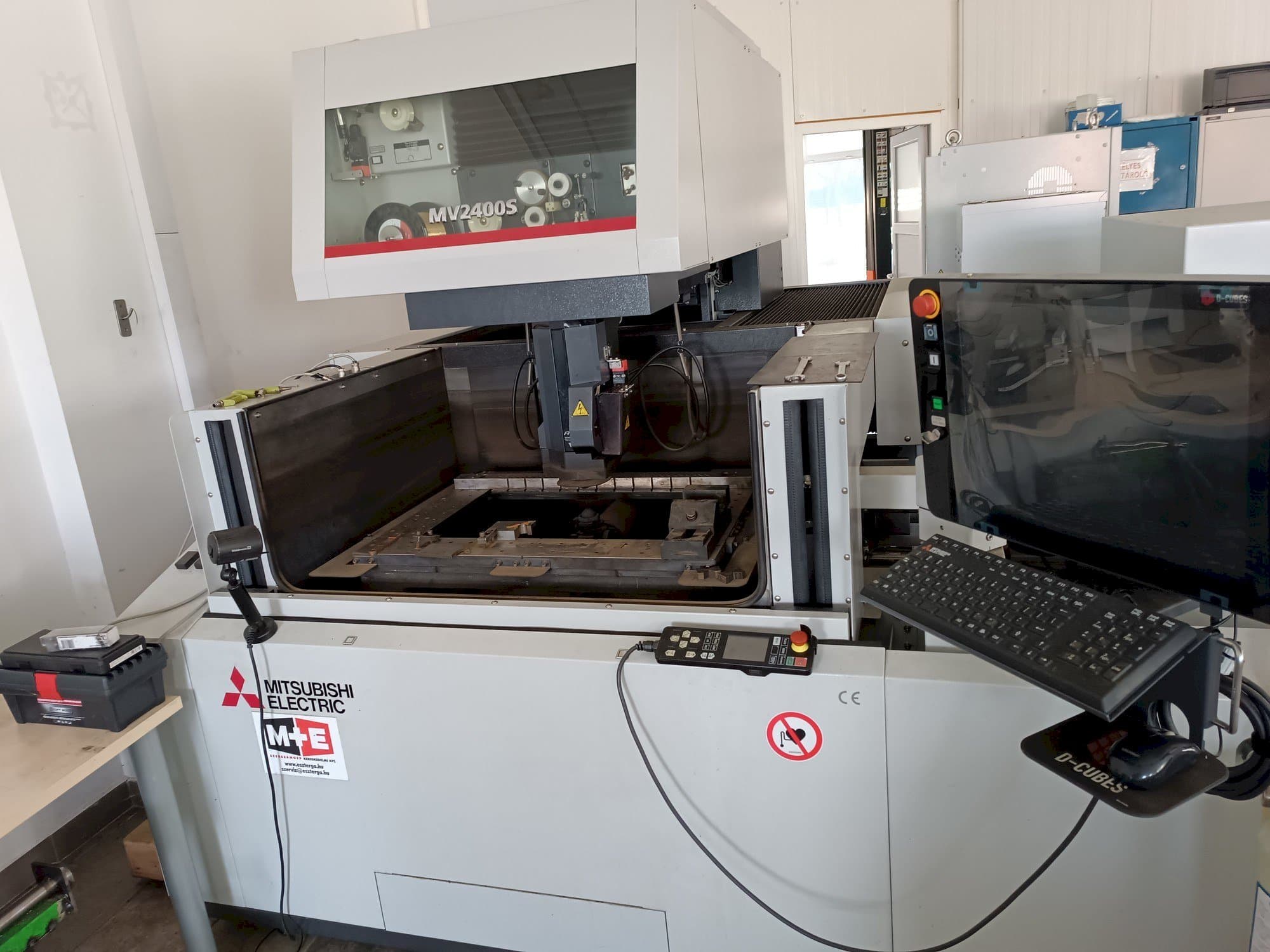 Vooraanzicht  van Mitsubishi MV2400S  machine