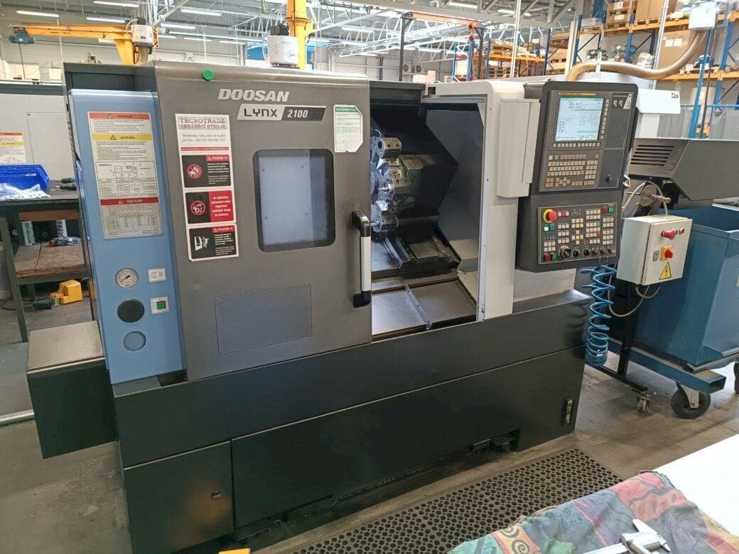 Vooraanzicht  van DOOSAN Lynx 2100A  machine