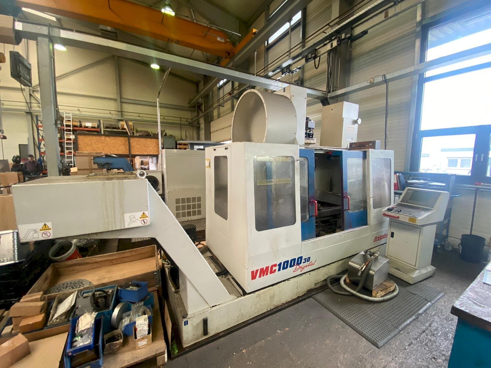 Vooraanzicht van Bridgeport VMC 1000/30 machine