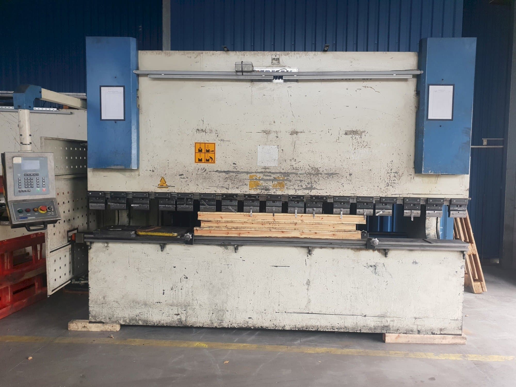 Vooraanzicht  van ERMAK CNCHAP 3600x200  machine