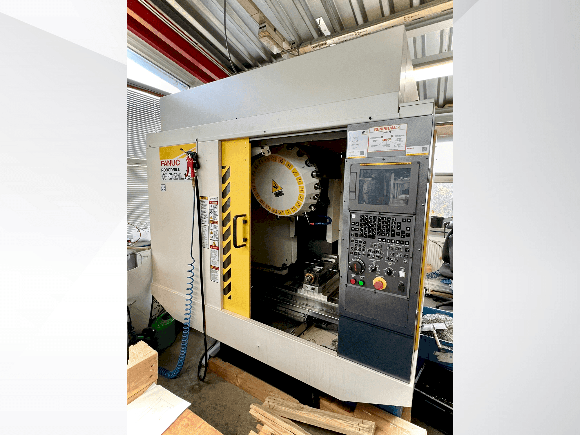 Vooraanzicht  van FANUC ROBODRILL α-D21LiB5  machine