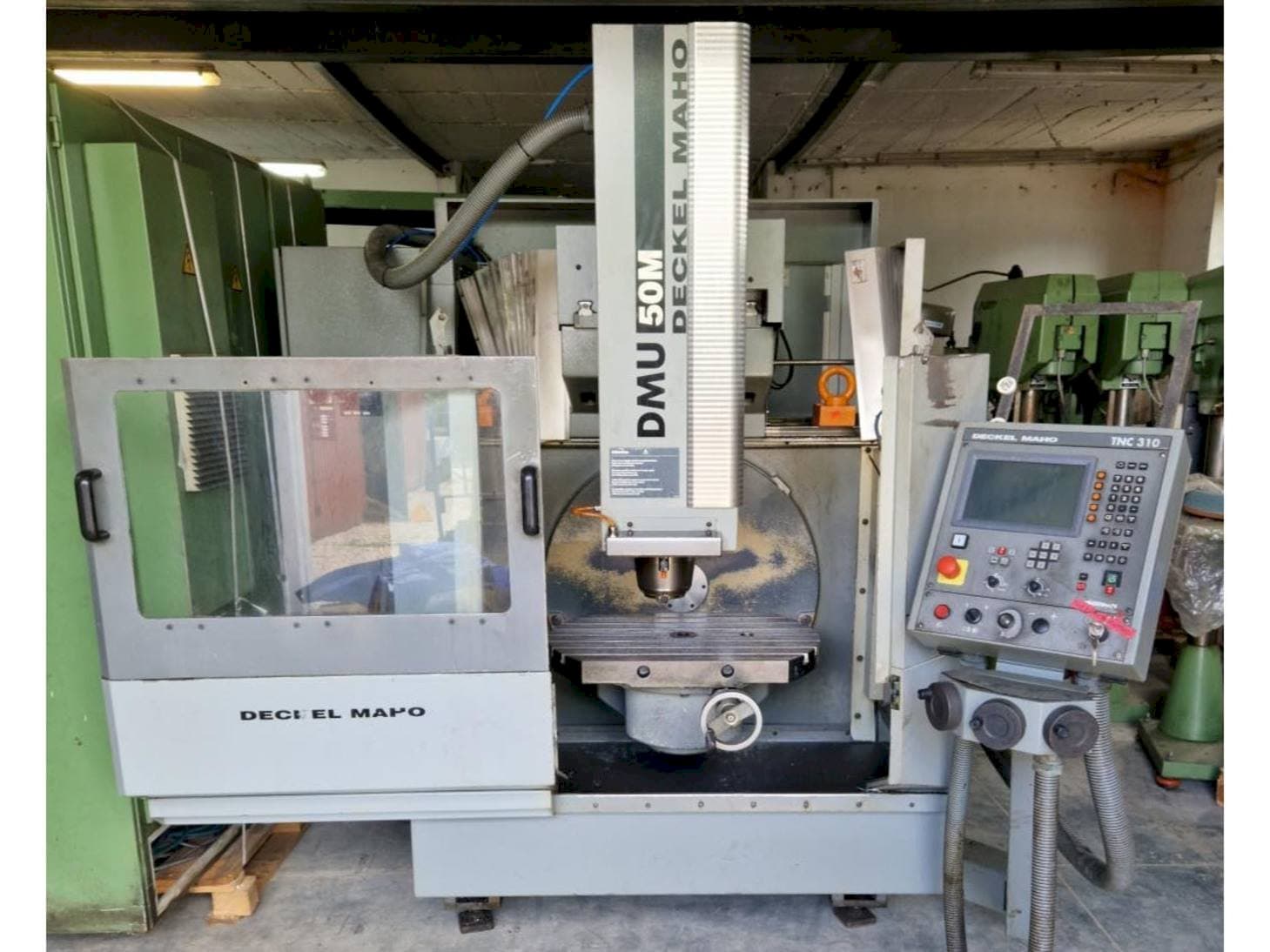 Vooraanzicht  van DECKEL MAHO DMU 50M  machine