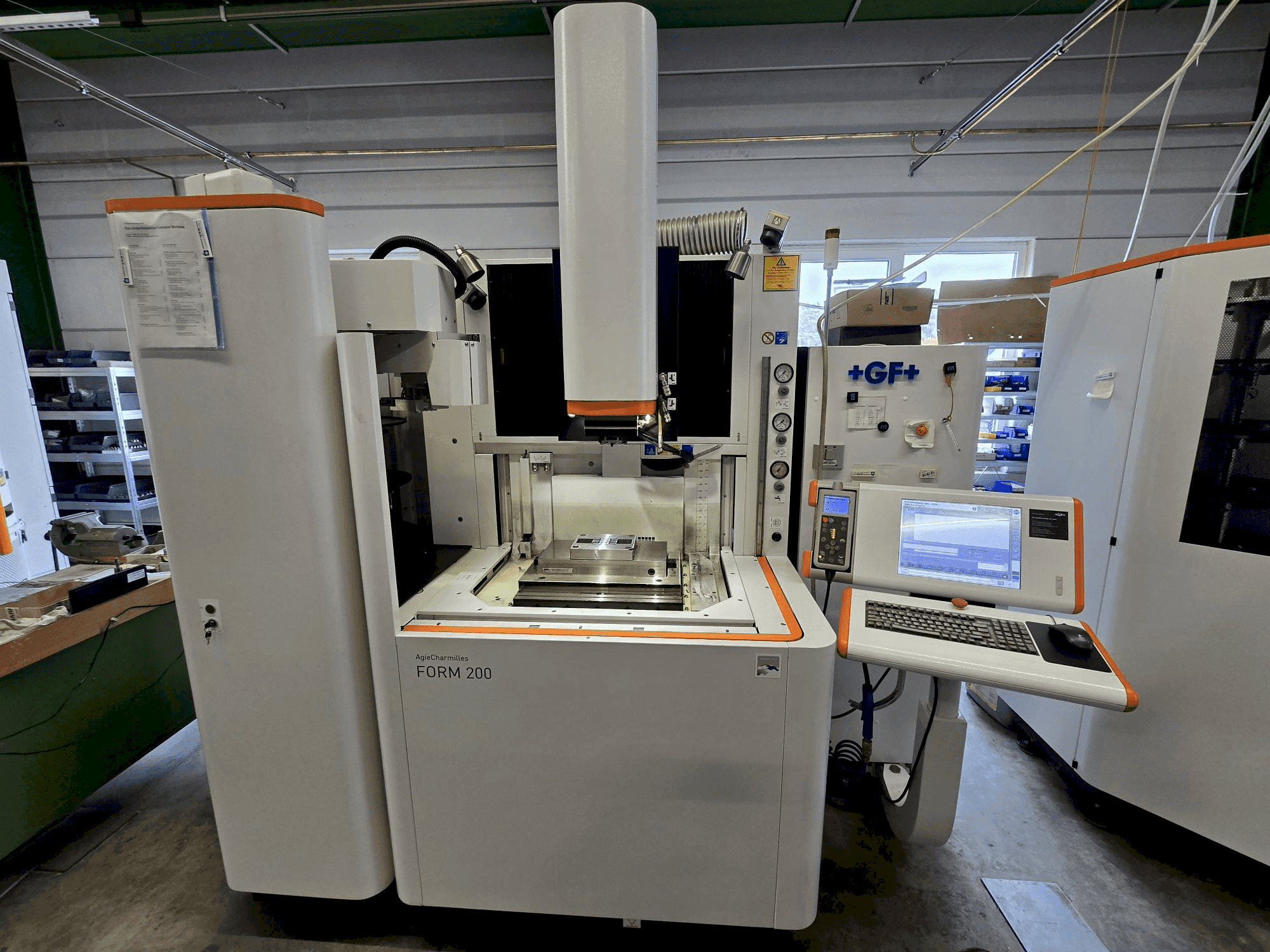 Vooraanzicht  van AgieCharmilles FORM 200  machine