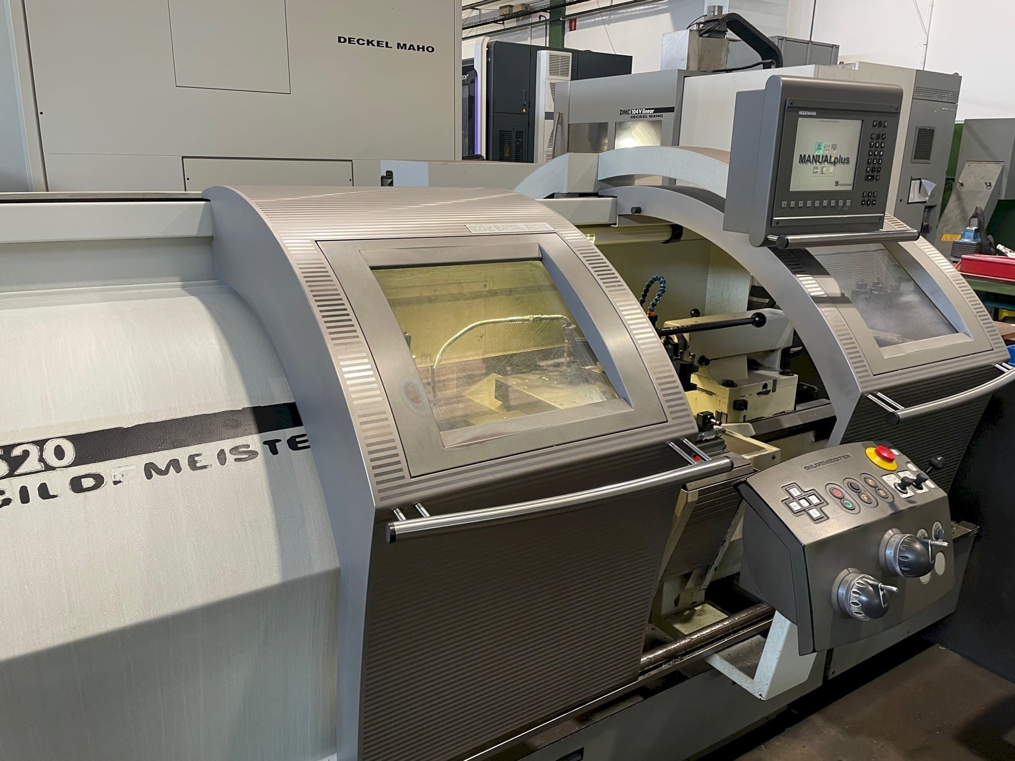 Vooraanzicht  van Gildemeister NEF 520  machine