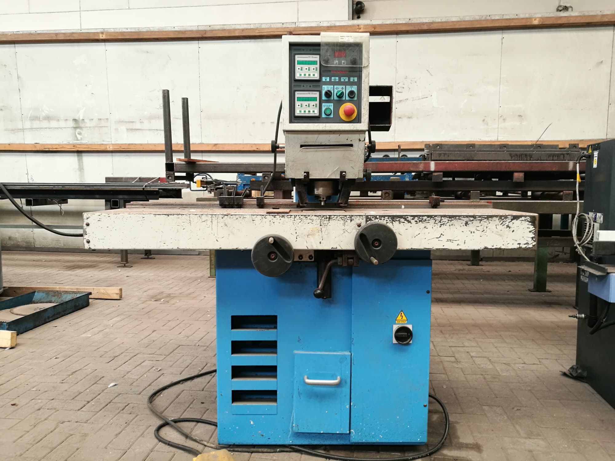 Vooraanzicht  van Euromac XP 750/25 machine