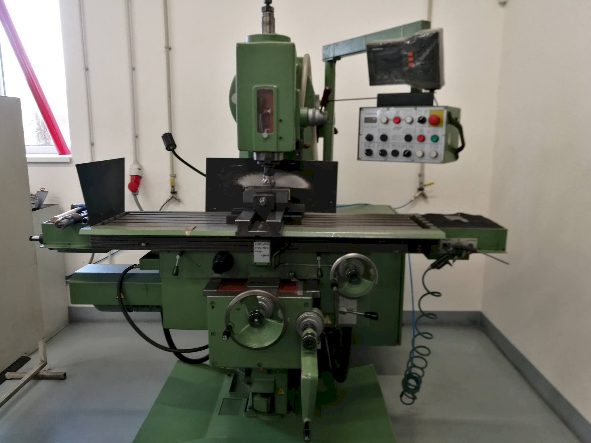 Vooraanzicht  van TOS FGV 32  machine