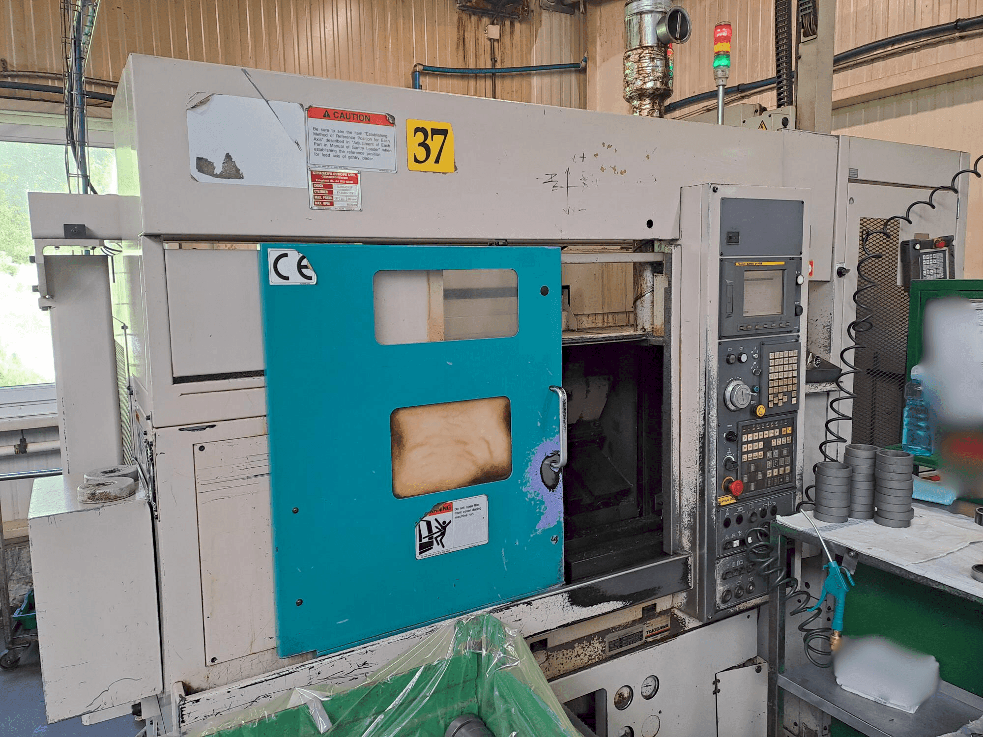 Vooraanzicht  van Takisawa TC 200  machine