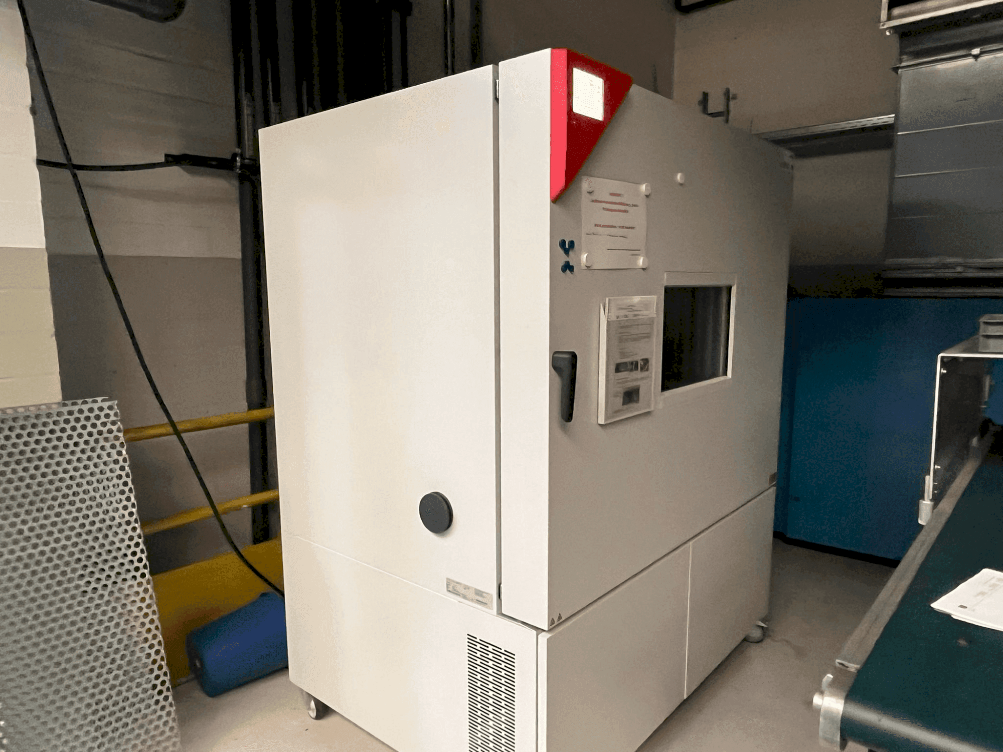 Vooraanzicht  van BINDER MKFT 720  machine