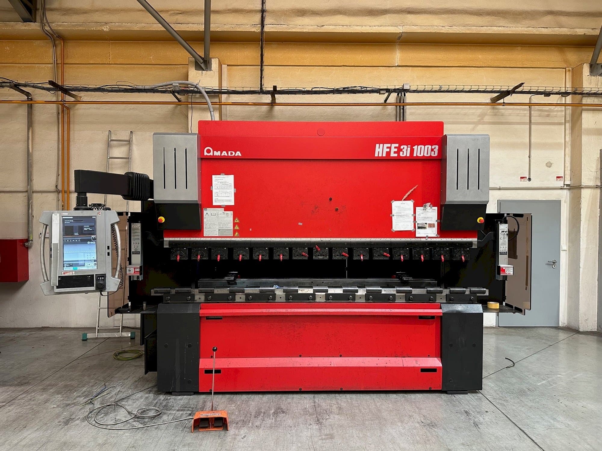 Vooraanzicht  van AMADA HFE 3i 1003  machine