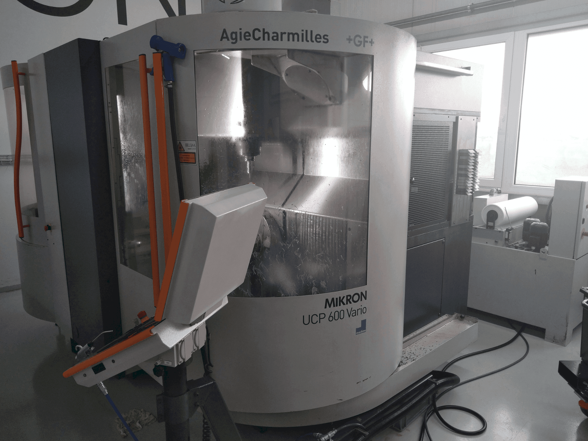 Vooraanzicht  van MIKRON UCP 600 Vario  machine