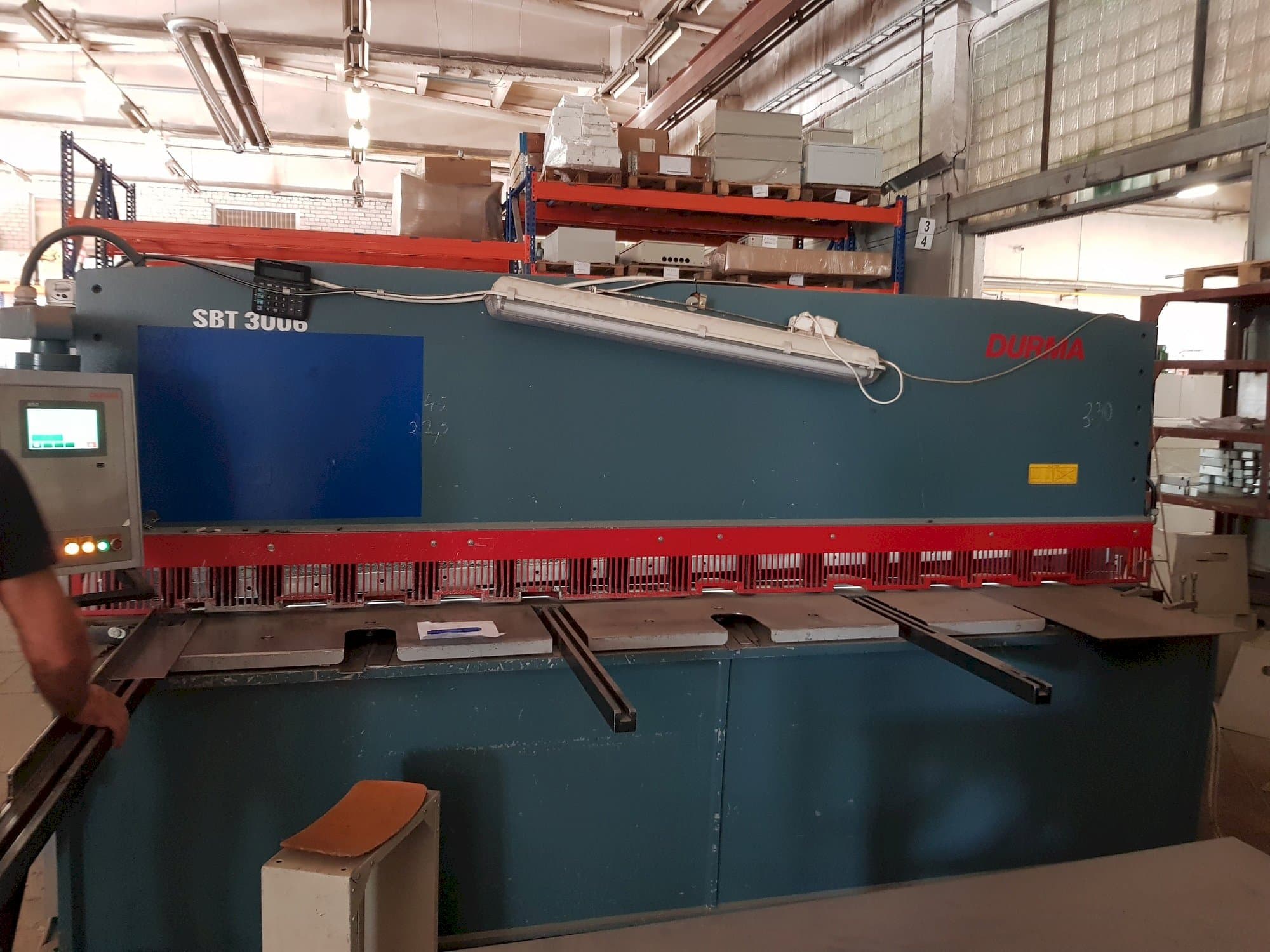 Vooraanzicht  van Durma SBT 3006  machine