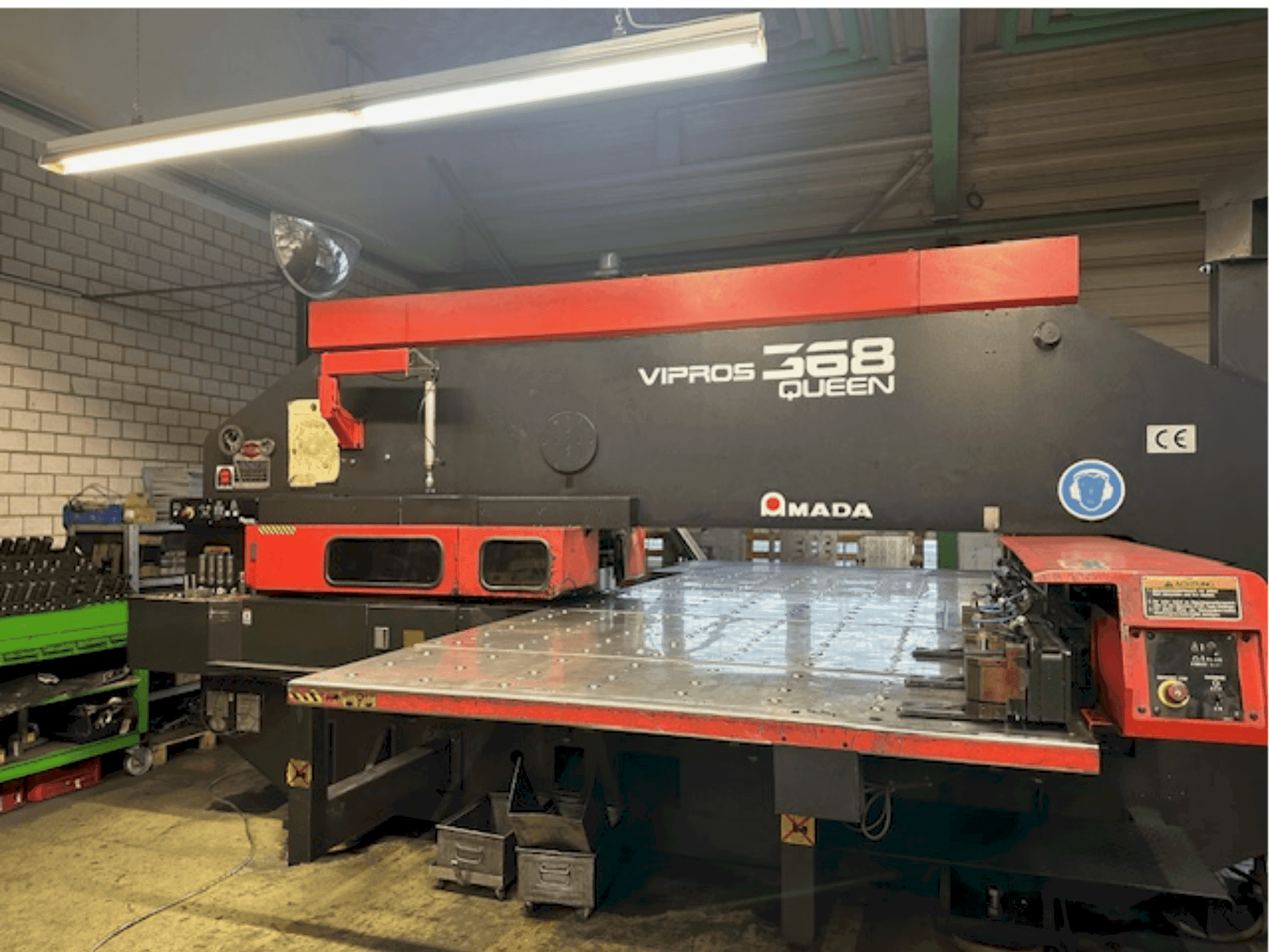 Vooraanzicht  van AMADA Vipros 368 Queen  machine