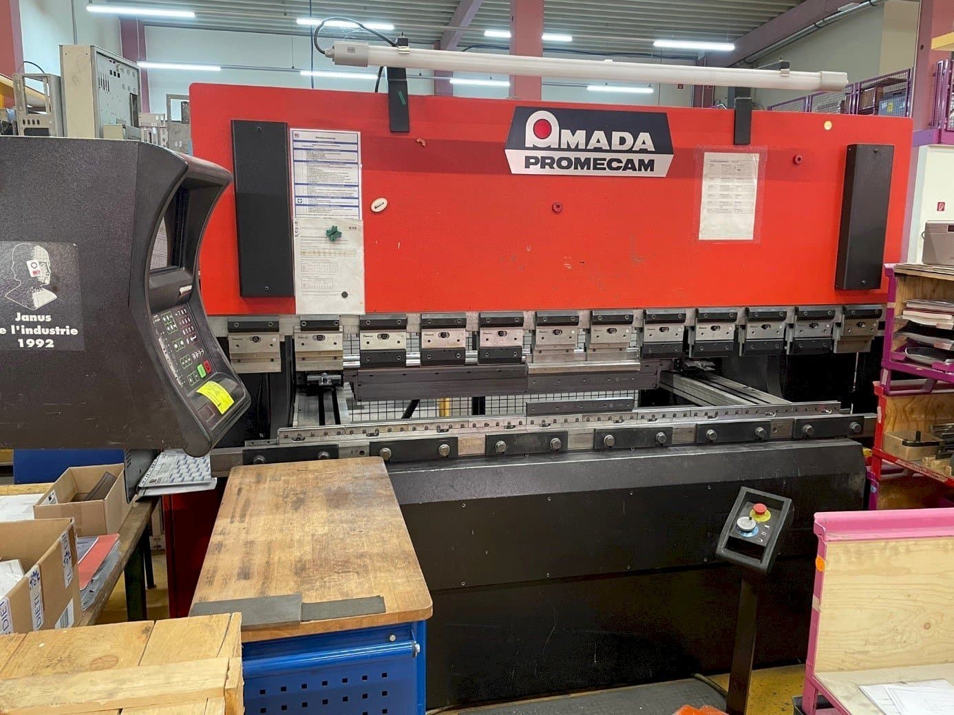 Vooraanzicht  van AMADA APX 80-25  machine