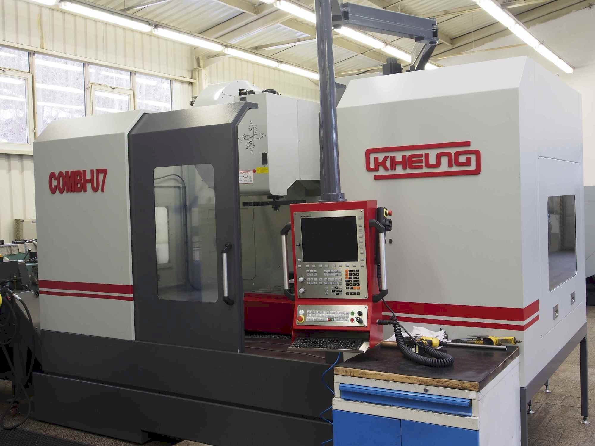 Vooraanzicht  van KIHEUNG Combi-U7  machine