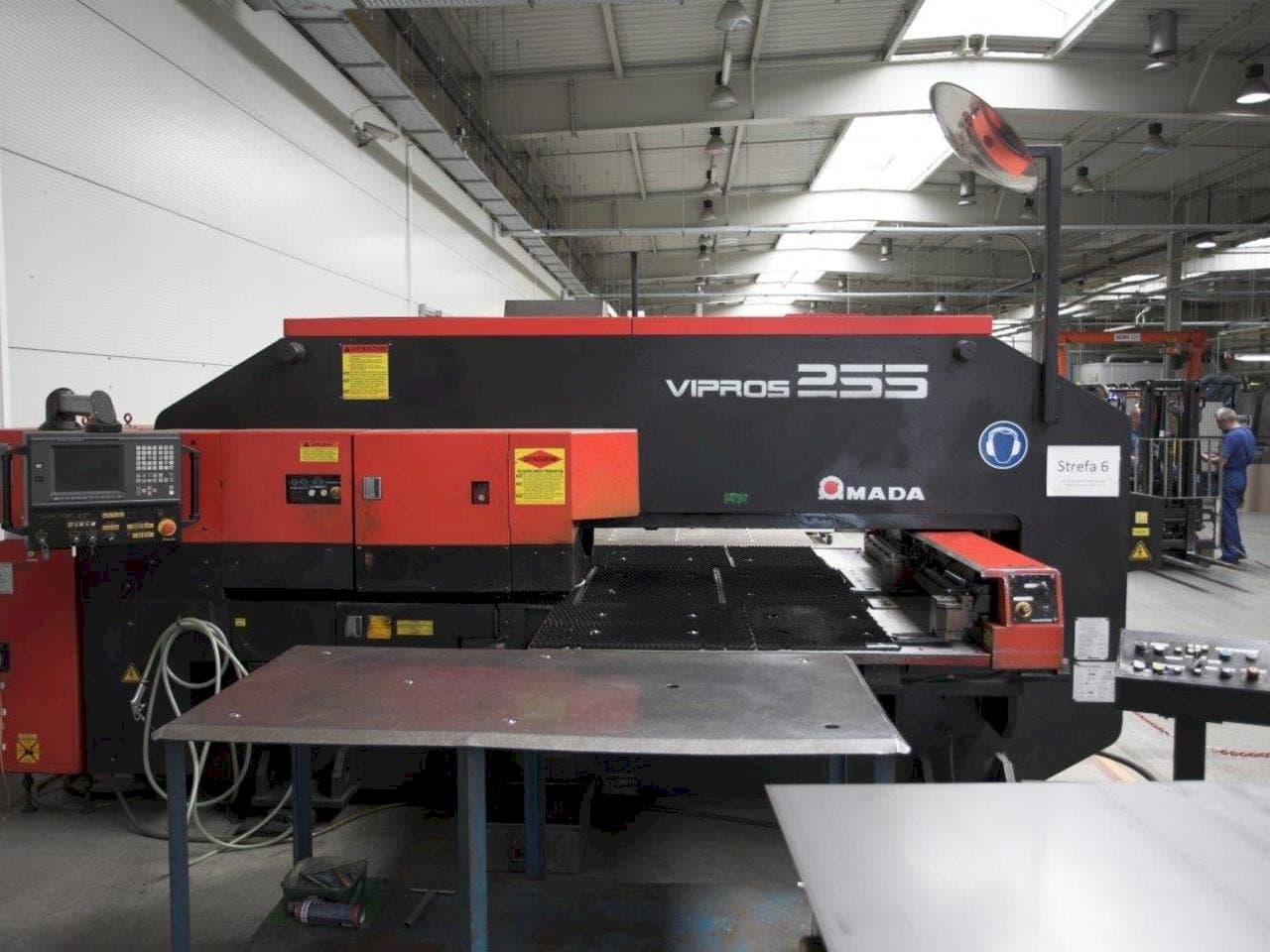 Vooraanzicht van AMADA Vipros 255 machine
