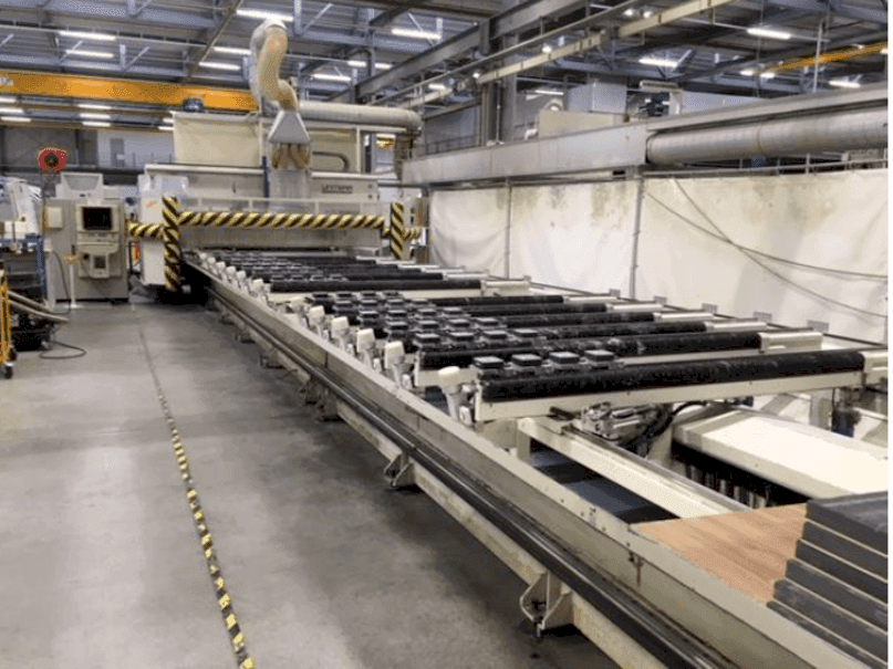 Linkerzijdeaanzicht  van Uniteam 5 achs  machine