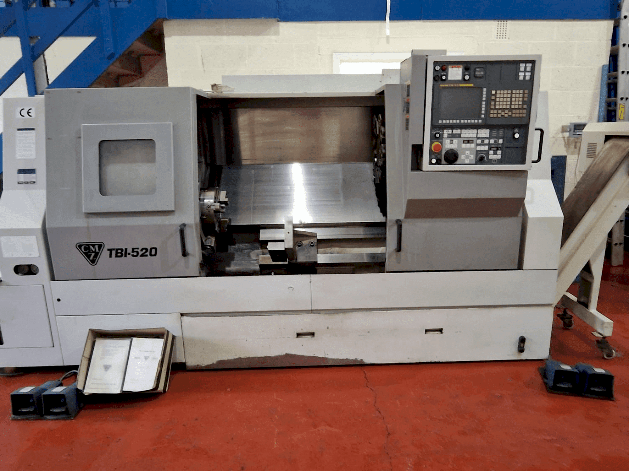 Vooraanzicht  van CMZ TBI 520 CNC  machine